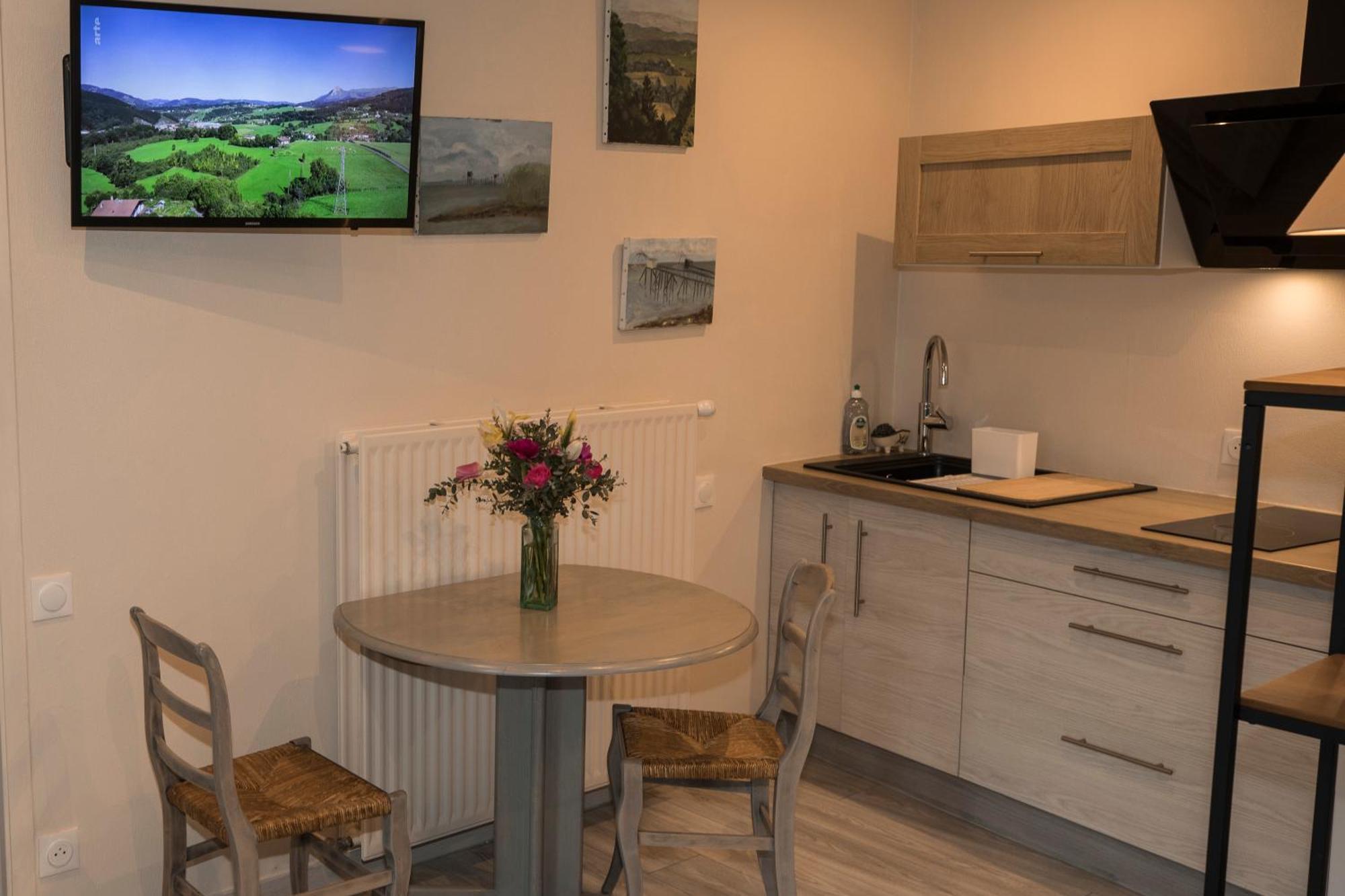 Agreable Logement Independant Avec Veranda ヴィエンヌ エクステリア 写真